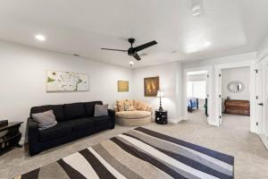 Χώρος καθιστικού στο Desert Oasis Hot Tub, Fire Pit, Pool, +39 φωτογραφίες