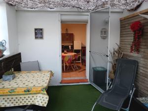 Posezení v ubytování Chambre les flamants, climatisation, avec vue imprenable sur les étangs, petit déjeuner offert