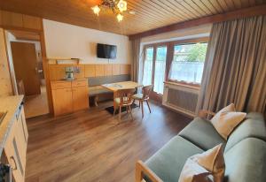 una sala de estar con un sofá y una mesa en Haus Elisabeth Sporer, en Schwendau