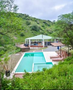 Bazén v ubytování Cabañas Las Perdices de Candonga nebo v jeho okolí