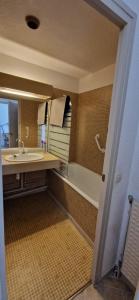 un baño con lavabo y bañera en Appartement Bidart Plage, en Bidart