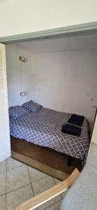 Un dormitorio pequeño con una cama en una habitación. en Appartement Bidart Plage, en Bidart