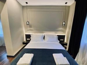 Postel nebo postele na pokoji v ubytování Tirana Central Rooms Pazari