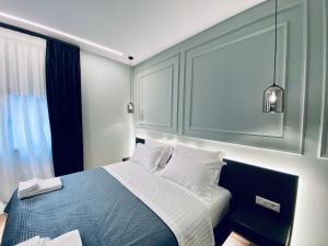 Postel nebo postele na pokoji v ubytování Tirana Central Rooms Pazari