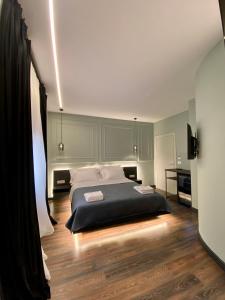 Postel nebo postele na pokoji v ubytování Tirana Central Rooms Pazari