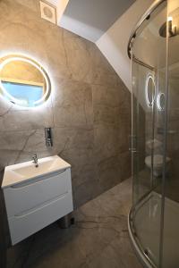 un bagno con lavandino e doccia in vetro di Pokoje Gościnne POL PETRO a Sałata
