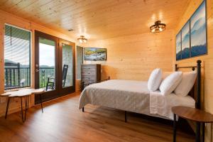 Un dormitorio con una cama y un balcón. en Mountain Views at Dolly's Castle Unit 3, en Sevierville