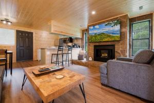 Una sala de estar con un sofá y una chimenea. en Mountain Views at Dolly's Castle Unit 3, en Sevierville