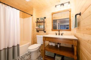 Un baño con inodoro, lavabo y espejo. en Mountain Views at Dolly's Castle Unit 3, en Sevierville 13 fotos más