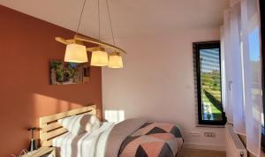 a bedroom with a bed and a window at Villa Oriel 2 à NEUFCHATEL-HARDELOT logement entier in Neufchâtel-Hardelot
