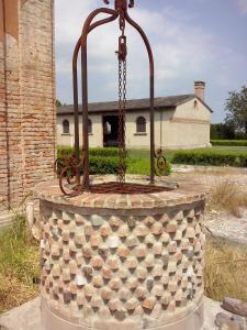 una statua di una catena di fronte a un edificio di Volivia Relais a Pegognaga