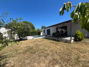Κήπος έξω από το Villa Spacieuse avec Piscine