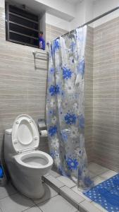 Un baño con inodoro y cortina de ducha en JB apartment, en Kisumu