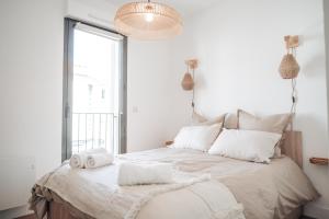 ein Schlafzimmer mit einem großen Bett mit zwei Handtüchern darauf in der Unterkunft Le Terra Cholet - T2 Centre - Terrasse - Parking - 25 min Puy duFou in Cholet