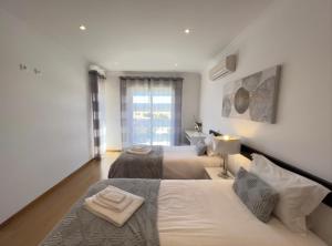 Giường trong phòng chung tại Modern apartment with in-&outside pool, sauna&gym, heating, rooftop terrace with amazing sea&mountains view +43 ảnh