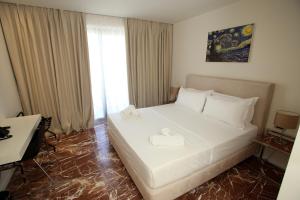 Rúm í herbergi á Durres Bay Hotel