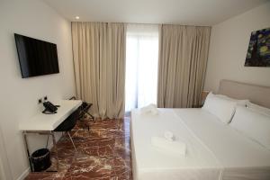 Sjónvarps- og/eða afþreyingartæki á Durres Bay Hotel
