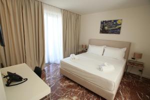 Rúm í herbergi á Durres Bay Hotel