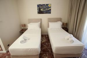 Rúm í herbergi á Durres Bay Hotel