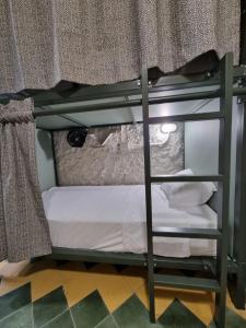 Ένα ή περισσότερα κρεβάτια σε δωμάτιο στο Mascomunal hostel