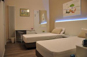 una habitación de hotel con 2 camas en una habitación en Il Piccolo Principe B&B en Gravina in Puglia