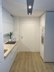 Kuchyň nebo kuchyňský kout v ubytování Bursztynowe Apartamenty Resort & SPA Prywatnie