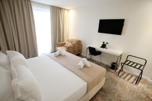 Rúm í herbergi á Durres Bay Hotel