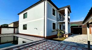 a house with a pool in front of it at FM charlet in Hǝmzǝli