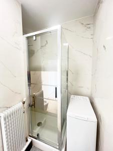 パリにあるApartment My HOME Eiffel Tower Viewのトイレとガラスのシャワー付きのバスルーム