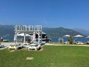 Un mirador con bancos blancos y el agua. en casa Angelica Germignaga, en Germignaga