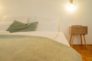 Postel nebo postele na pokoji v ubytování Marktbar Studios - Boutique Aparthotel