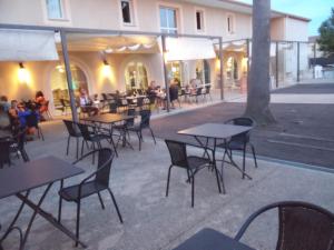 Reštaurácia alebo iné gastronomické zariadenie v ubytovaní Maison dans une résidence de vacances