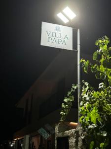 a street sign for villa papaya on a street light at Villa Papa-Berat in Berat
