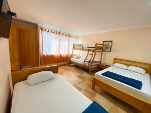 Rúm í herbergi á HOTEL MARLUZ