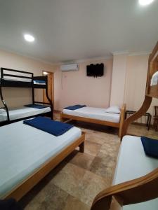 Rúm í herbergi á HOTEL MARLUZ