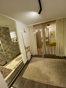 ein Wohnzimmer mit Dusche und ein Badezimmer in der Unterkunft Deenco apartment in Sarajevo