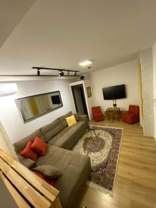 ein Wohnzimmer mit Couch und Flachbildfernseher in der Unterkunft Deenco apartment in Sarajevo