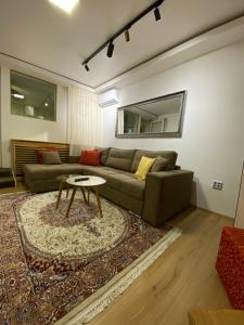 ein Wohnzimmer mit Sofa und Tisch in der Unterkunft Deenco apartment in Sarajevo