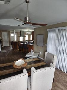 セブリングにあるMayte Diazのテーブルと椅子のあるキッチンとダイニングルーム