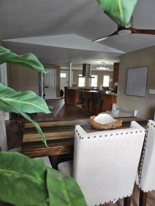 セブリングにあるMayte Diazのテーブルとキッチンのあるリビングルーム