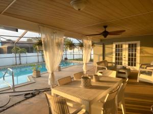 Piscina a Azure Haven by Mayte o a prop
