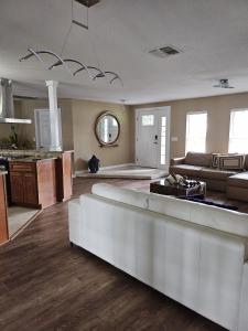 セブリングにあるMayte Diazのソファとテーブルのある広いリビングルーム