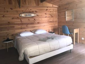 Ένα ή περισσότερα κρεβάτια σε δωμάτιο στο Le Chalet des Pins - La Forge De Clermont