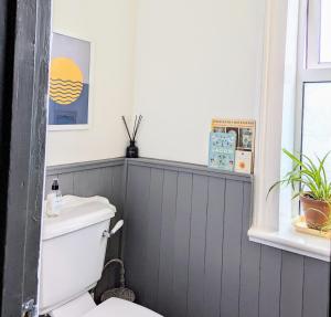 Et badeværelse på Family Home in Tywyn - Game and Cinema Rooms