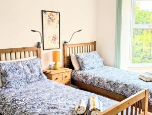 En eller flere senge i et værelse på Family Home in Tywyn - Game and Cinema Rooms