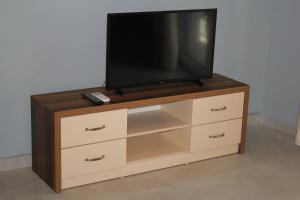 TV a/nebo společenská místnost v ubytování Osmenaj apartment