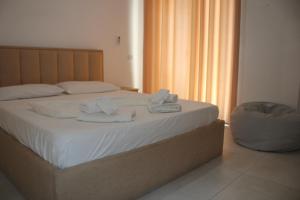 Postel nebo postele na pokoji v ubytování Osmenaj apartment