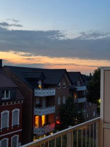 a view of a building from a balcony at sunset at Barrierefreie Wohnung im Herzen der Stadt mit Parkplatz, Wifi und TV - Emma in Werne