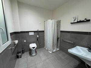 A bathroom at Affittacamere Sikelia