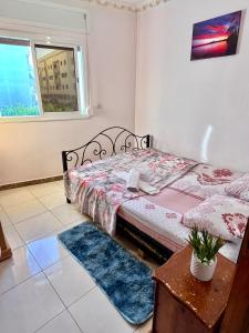 a bedroom with a bed and a table and a window at moderno apartamento en el centro , a 3 min del mar I in Asilah +13 photos